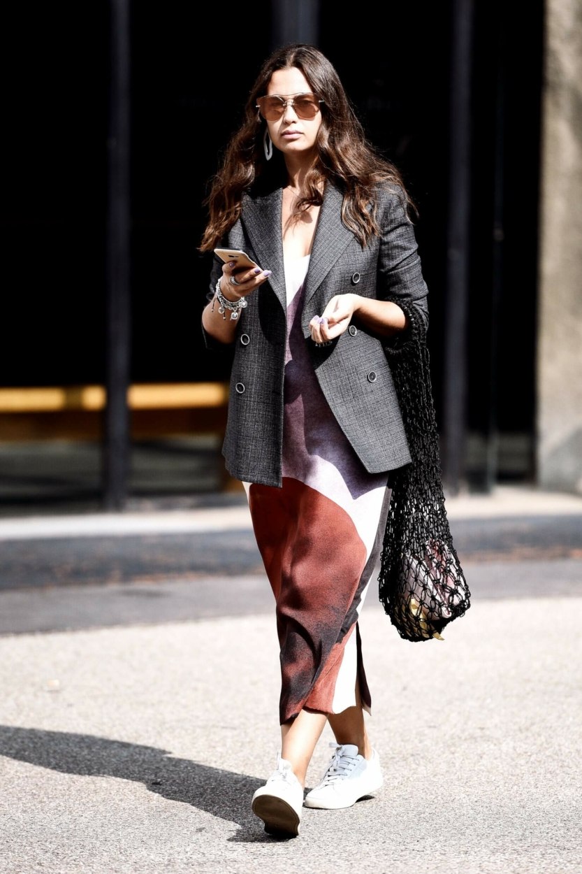 Robe midi &agrave; imprim&eacute; en satin : 10 id&eacute;es de tenues femme