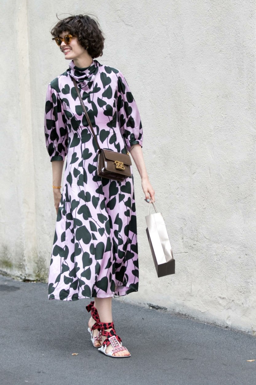 Robe midi &agrave; imprim&eacute; en satin : 10 id&eacute;es de tenues femme