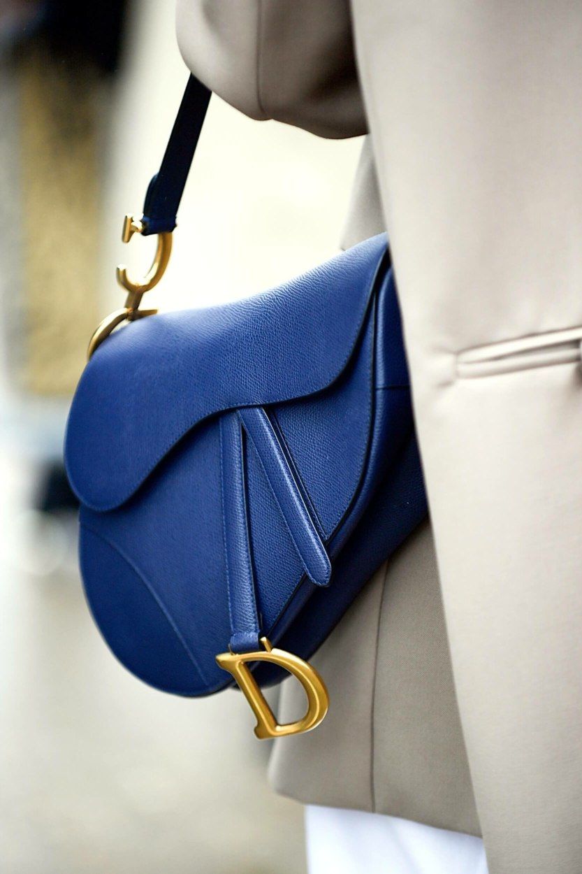Sac &agrave; main bleu&nbsp;: un exemple de tenue pour le printemps ou l&rsquo;&eacute;t&eacute;&nbsp;