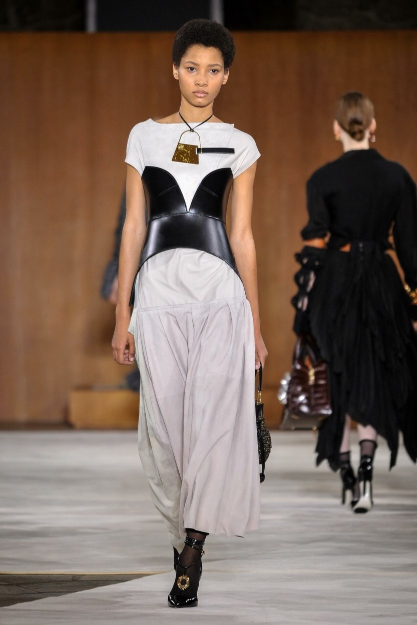 Looks de cr&eacute;ateurs&nbsp;: 4 tenues pour porter le corset avec chic