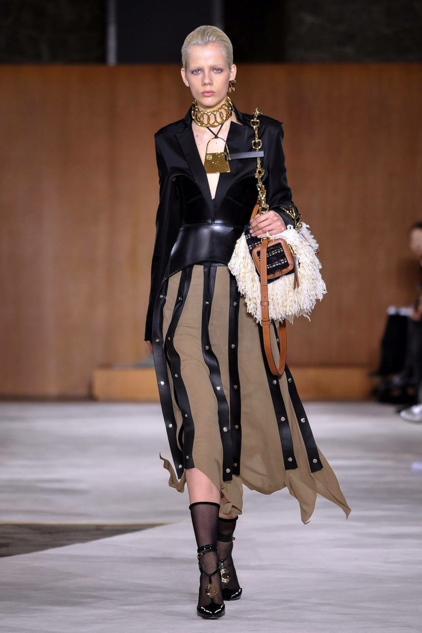 Looks de cr&eacute;ateurs&nbsp;: 4 tenues pour porter le corset avec chic