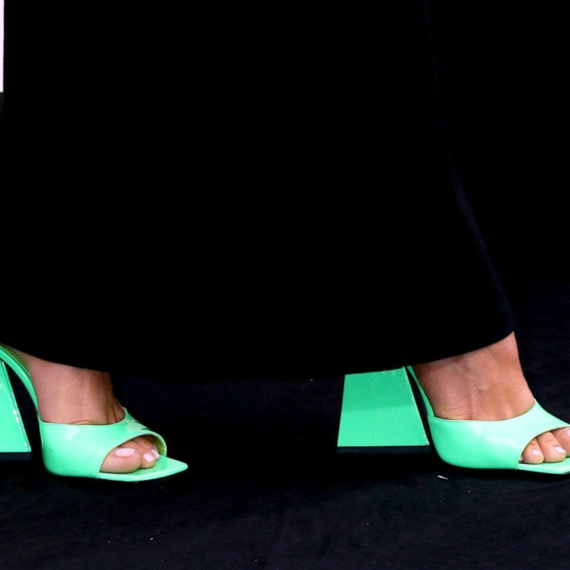 Chaussures de Bebe Rexha à Los Angeles en août 2021 © Jean_Nelson/Depositphotos