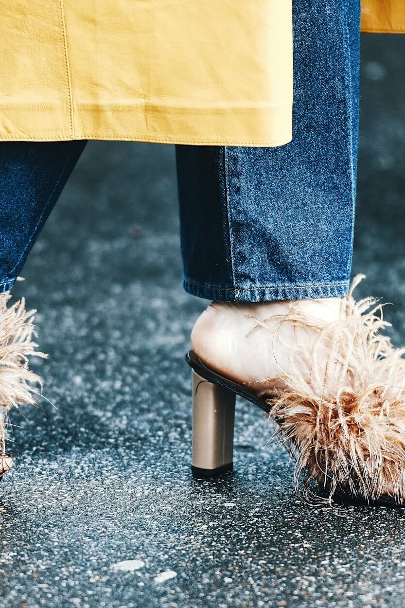 Tendances plumes&nbsp;: comment porter le d&eacute;tail &agrave; la mode en soir&eacute;e