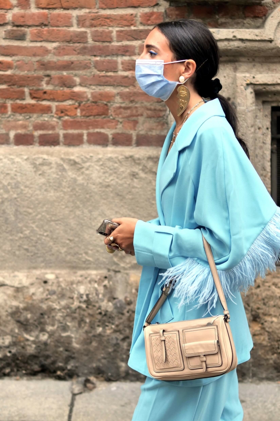 Tendance plumes d&rsquo;autruches : comment porter le d&eacute;tail &agrave; la mode