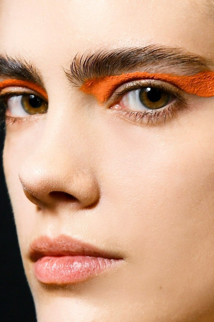 Smokey eyes coloré : comment mettre le fard à paupières monochrome