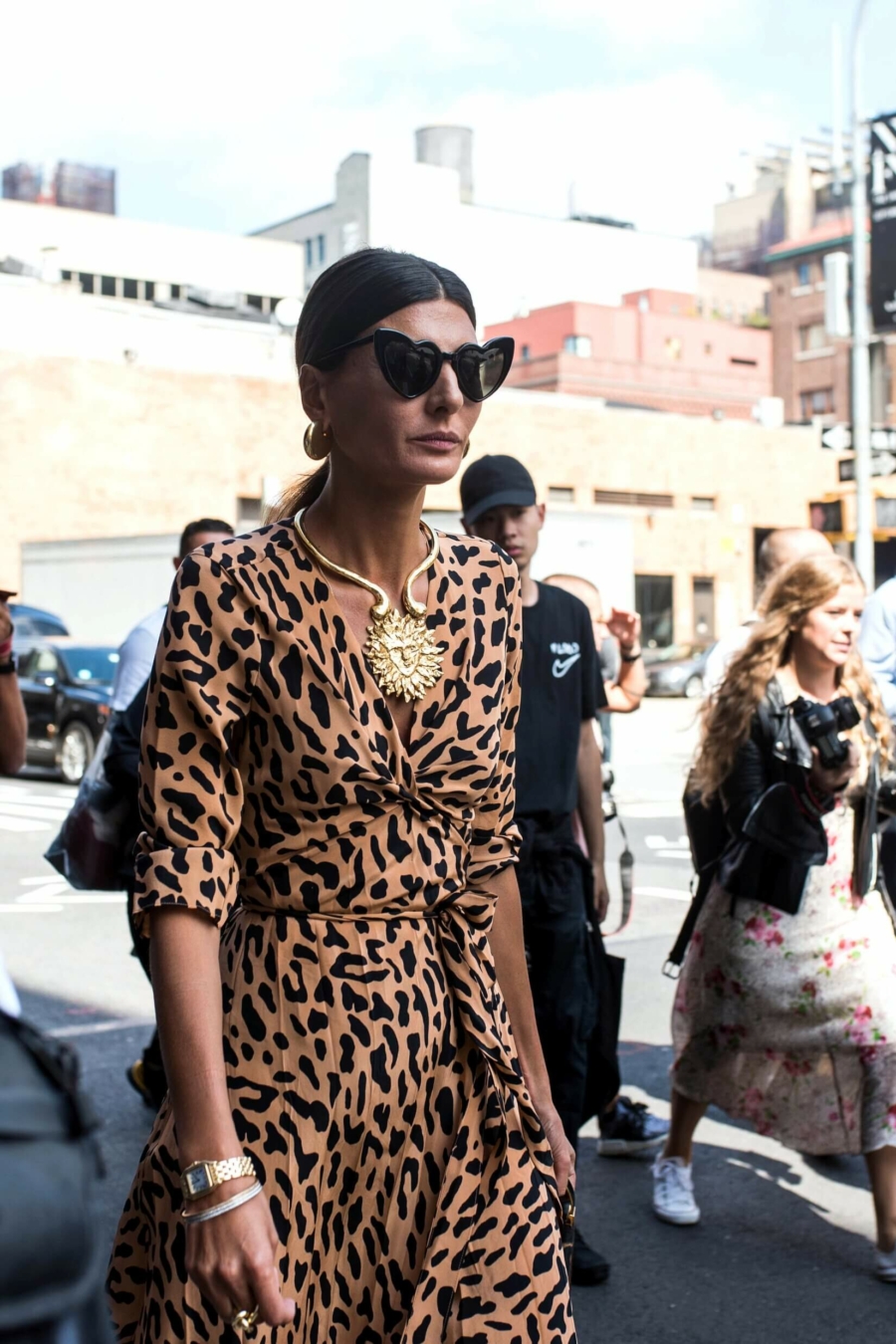 Robe l&eacute;opard pour femme&nbsp;: 4 id&eacute;es de tenues selon son style