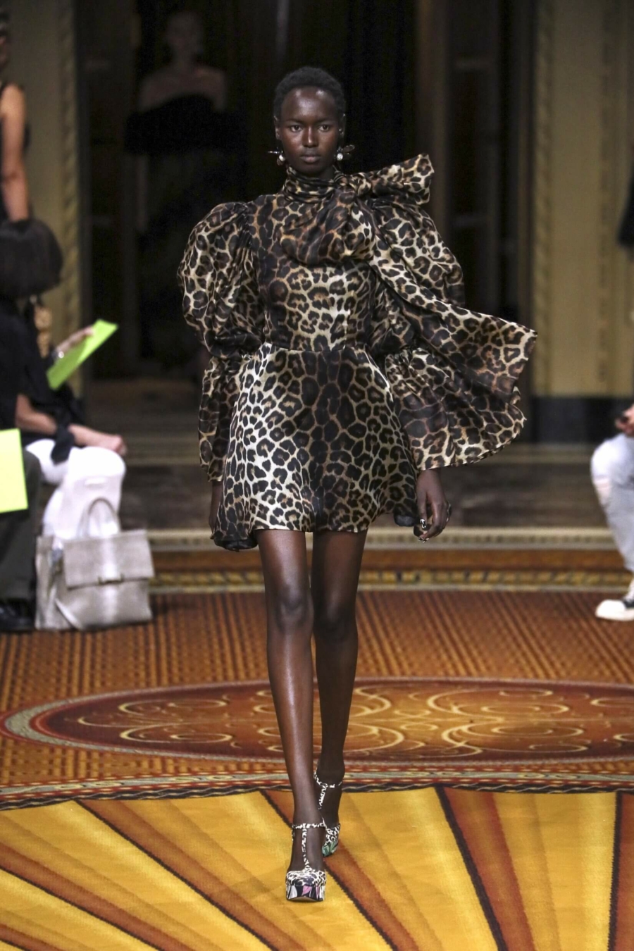 Robe l&eacute;opard pour femme&nbsp;: 4 id&eacute;es de tenues selon son style