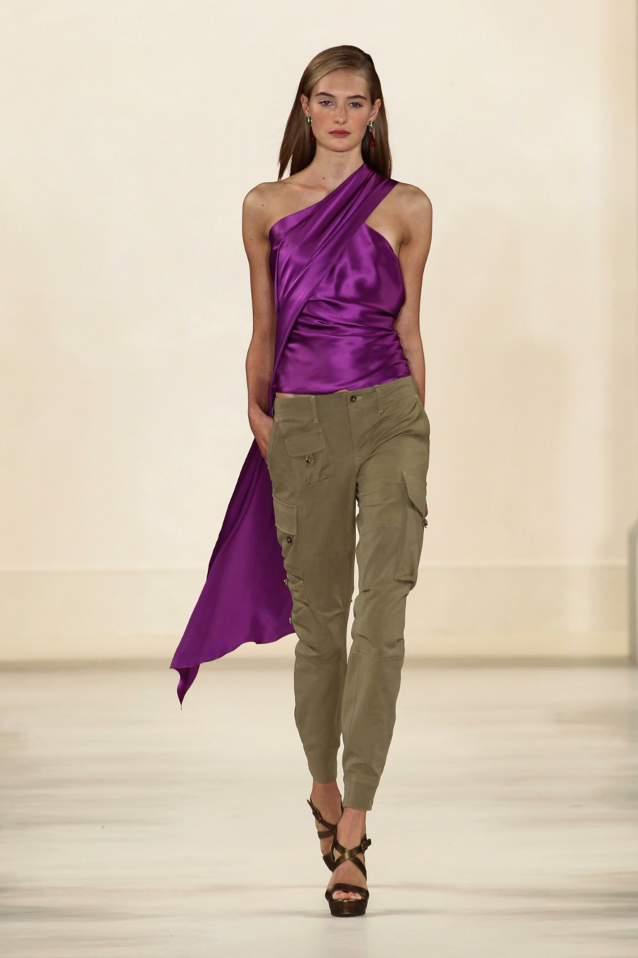 Porter le haut violet femme&nbsp;: le duo inratable avec un pantalon marron