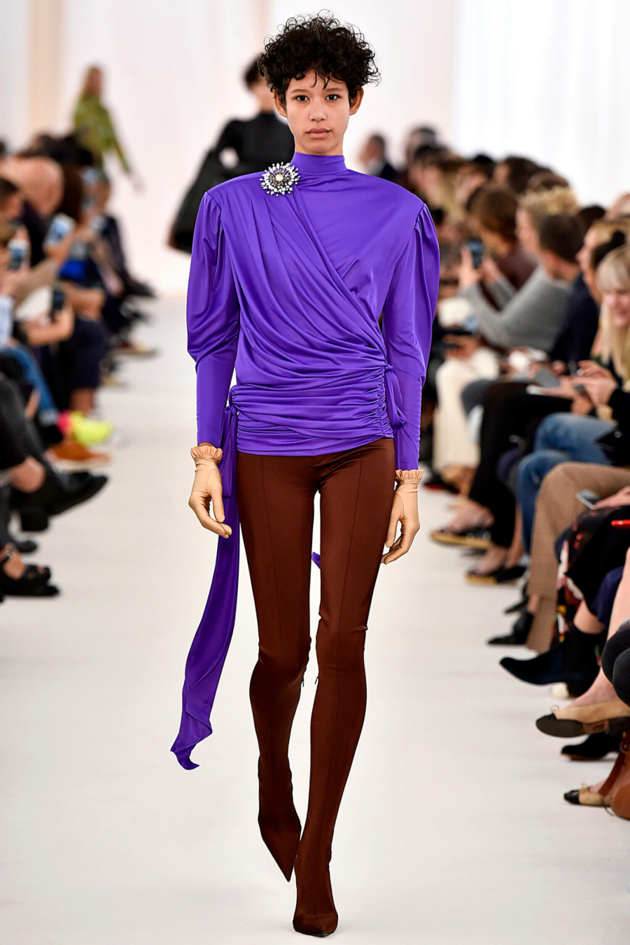Porter le haut violet femme&nbsp;: le duo inratable avec un pantalon marron