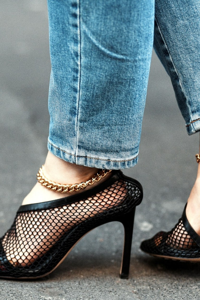 Cha&icirc;ne de cheville&nbsp;: comment porter l&rsquo;un des bijoux de l&rsquo;&eacute;t&eacute;