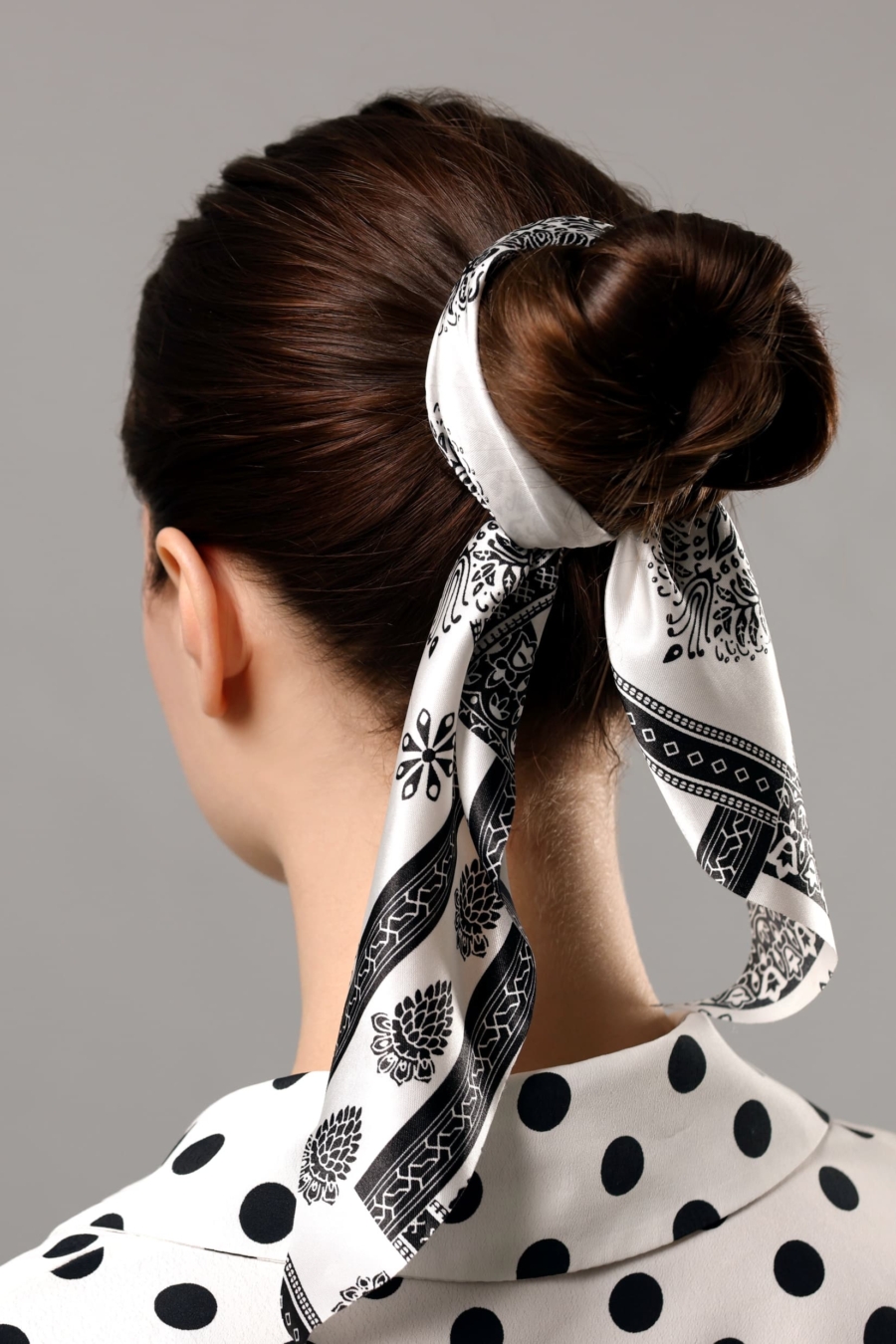 Jeune femme avec bandana &eacute;l&eacute;gant sur fond gris, gros plan &copy; NewAfrica/Depositphotos