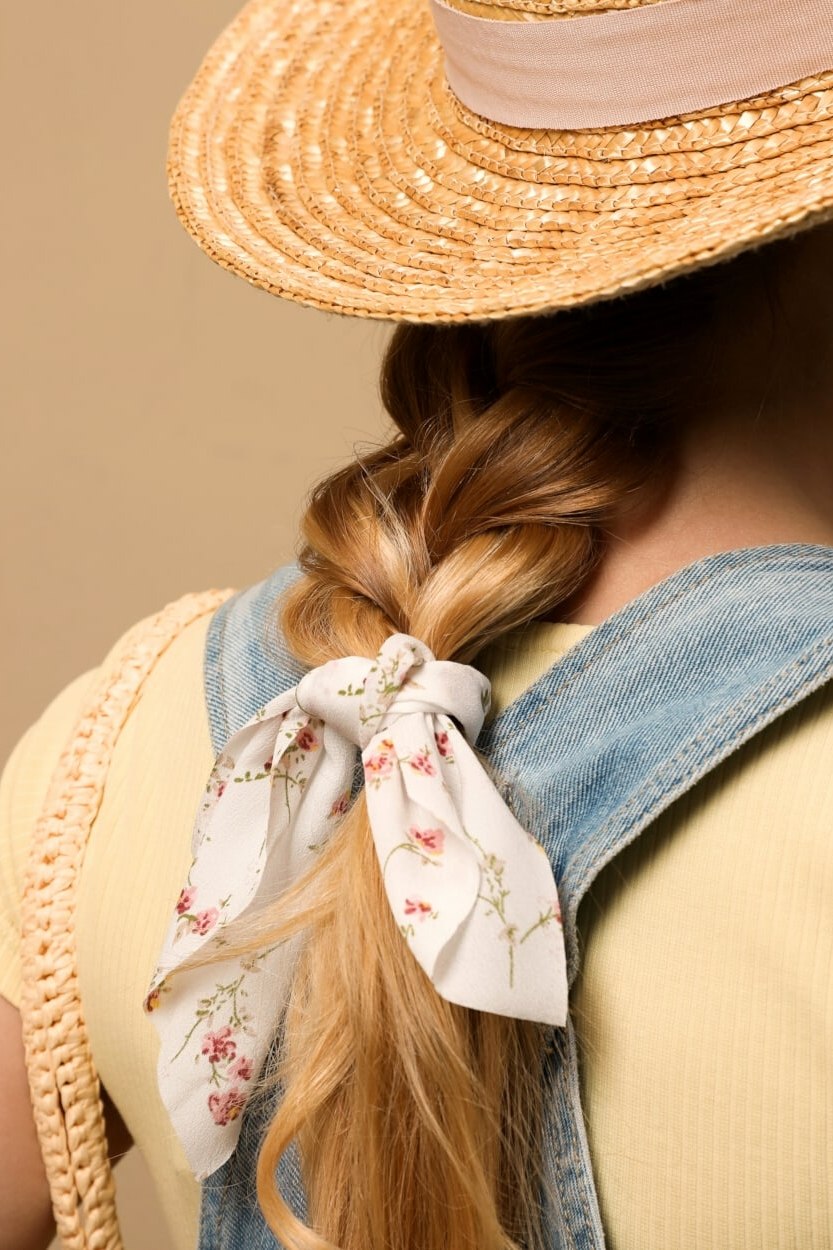 Foulard dans les cheveux&nbsp;: 6 id&eacute;es de coiffures simples pour femme