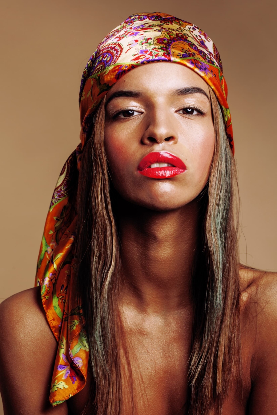 Beaut&eacute; jeune afro am&eacute;ricaine femme en ch&acirc;le sur la t&ecirc;te &copy; iordani/Depositphotos