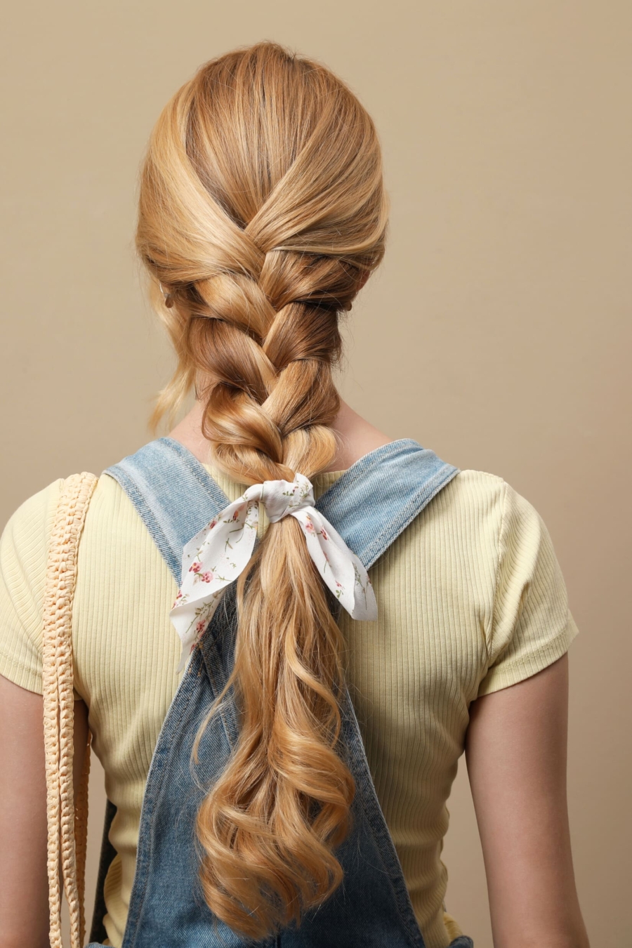 Jeune femme avec bandana &eacute;l&eacute;gant sur fond beige, gros plan &copy; NewAfrica/Depositphotos