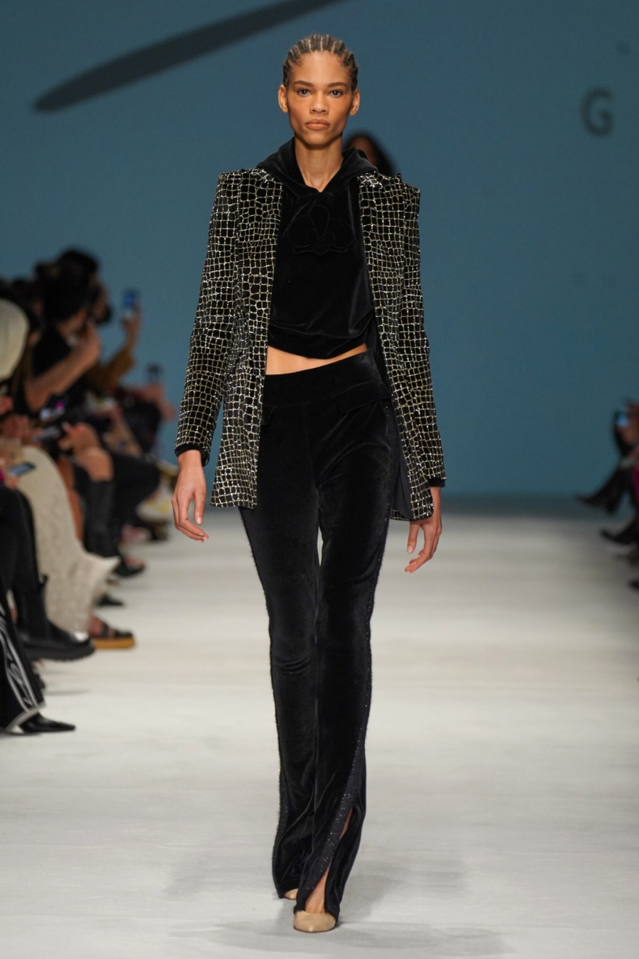 Mode ann&eacute;es 2000 : 6 pi&egrave;ces dans le style Y2K vues sur Paris Hilton