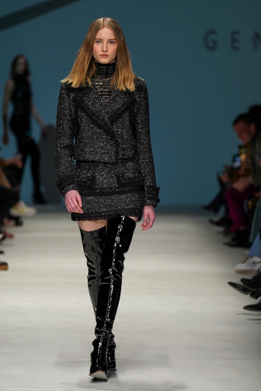 Mode ann&eacute;es 2000 : 6 pi&egrave;ces dans le style Y2K vues sur Paris Hilton