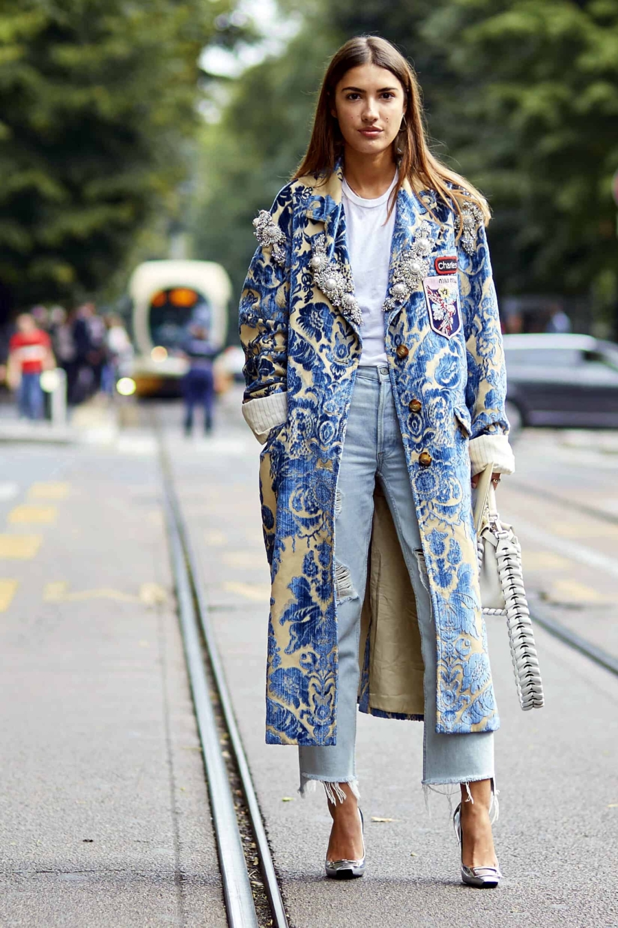 Casual chic : le combo jean et t-shirt en 10 tenues d&rsquo;influenceuses