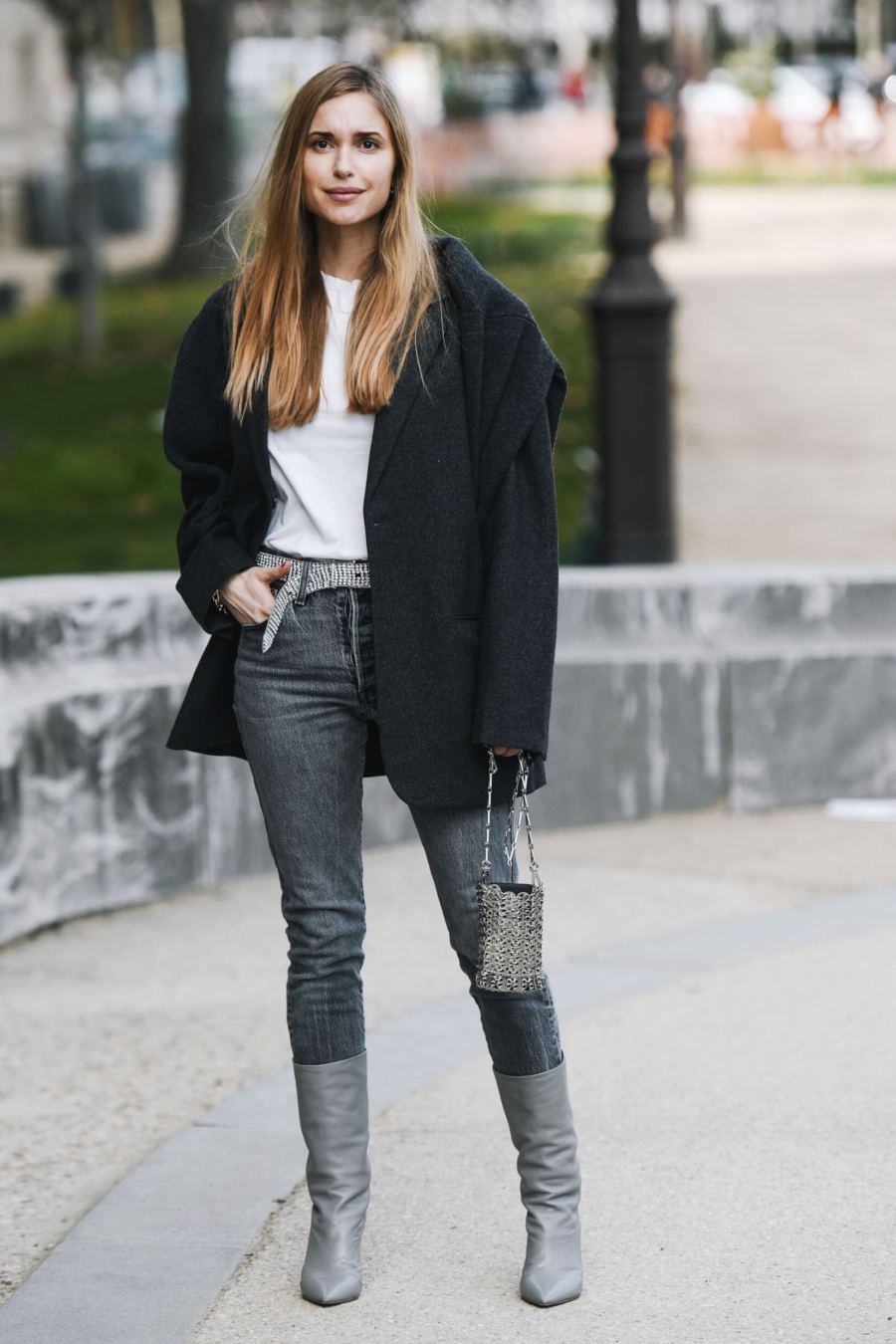 Casual chic : le combo jean et t-shirt en 10 tenues d&rsquo;influenceuses