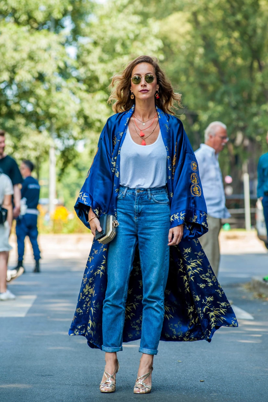 Casual chic : le combo jean et t-shirt en 10 tenues d&rsquo;influenceuses