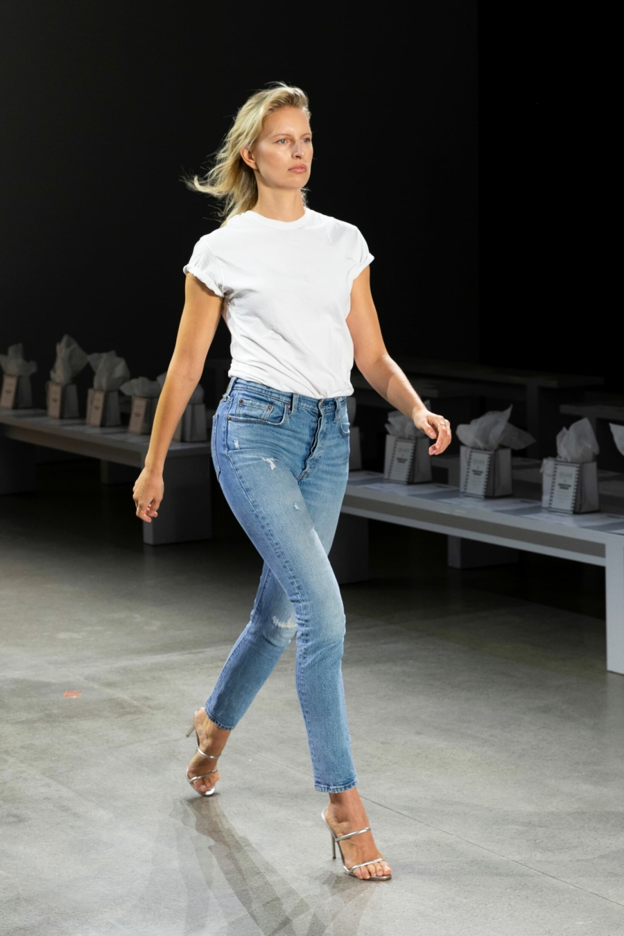Casual chic : le combo jean et t-shirt en 10 tenues d&rsquo;influenceuses