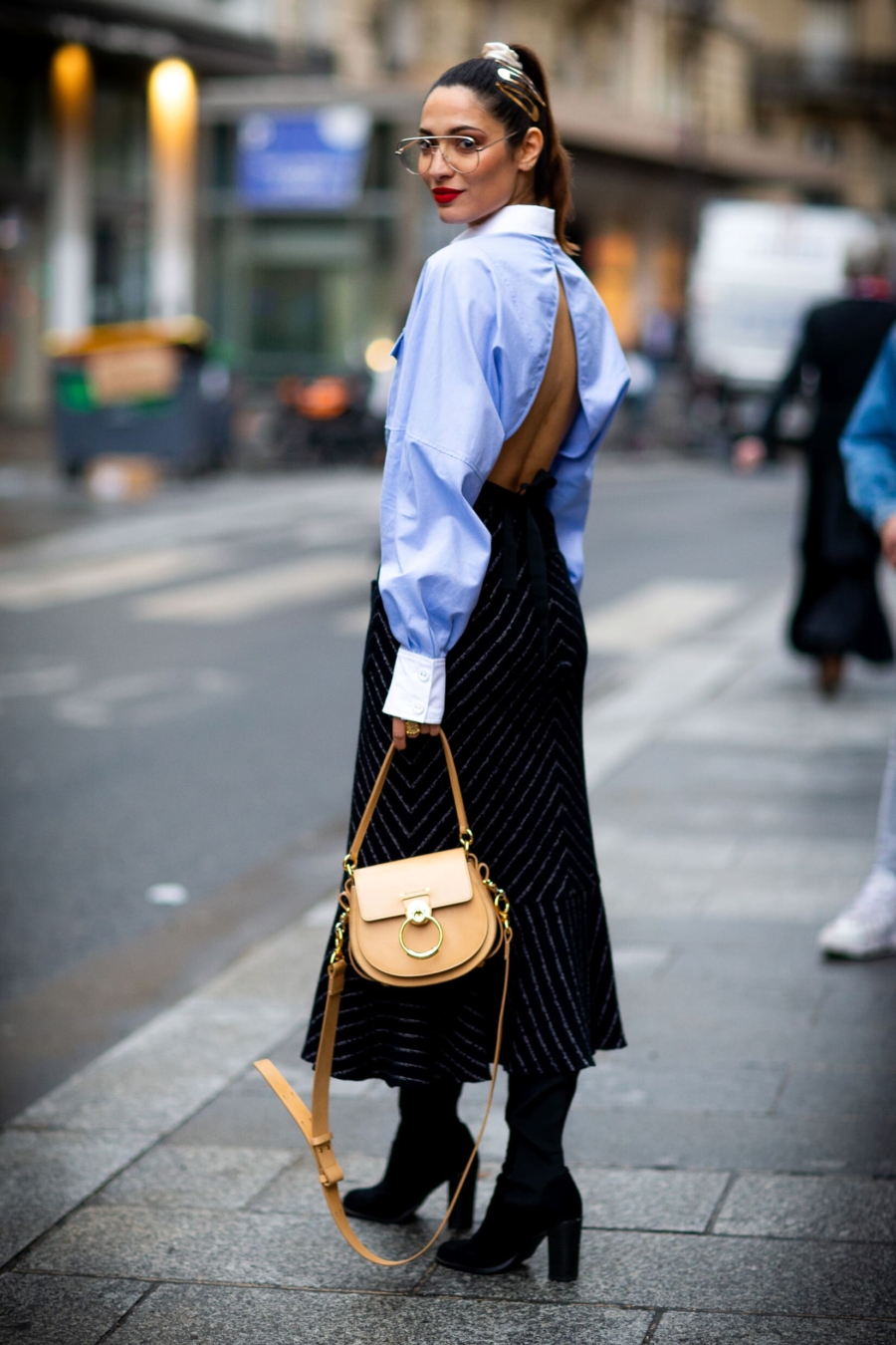 Comment faut-il porter la chemise bleu ciel pour épicer ses tenues