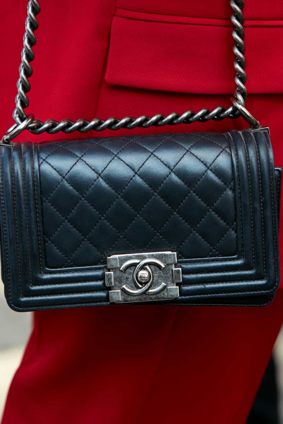 Faut-il porter un sac noir avec une robe, un manteau ou un costume rouge