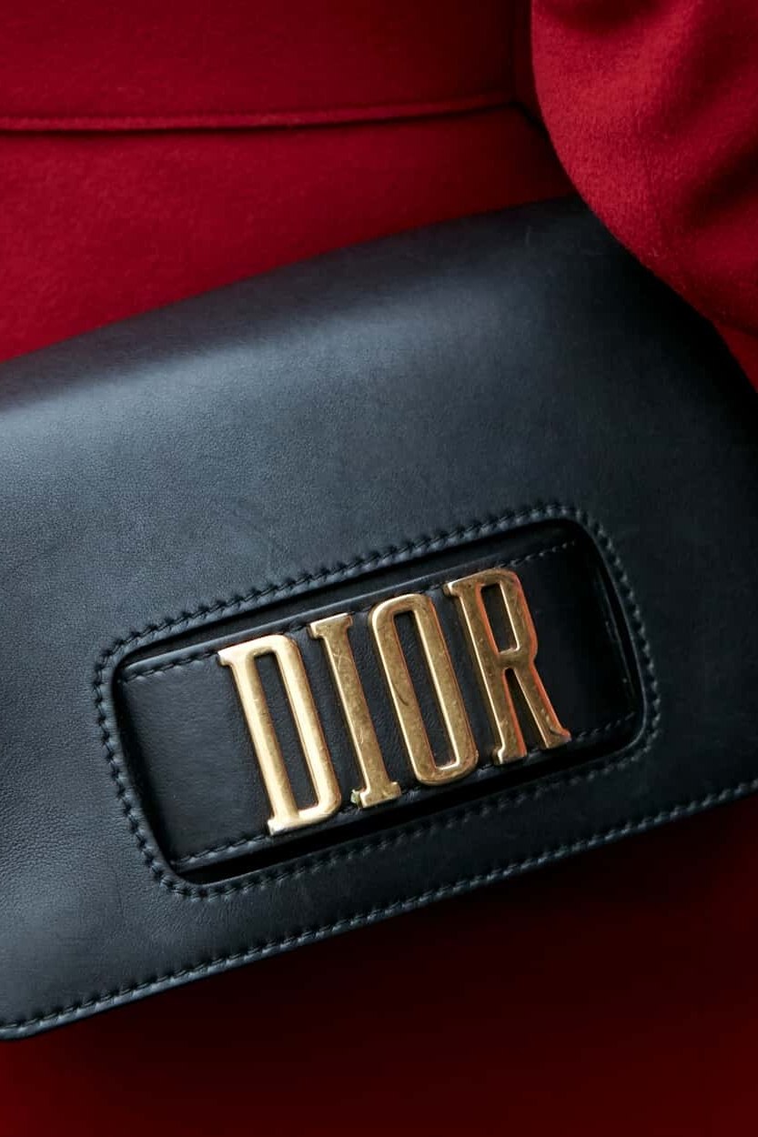 Porter un sac noir avec une robe, un costume ou un manteau rouge