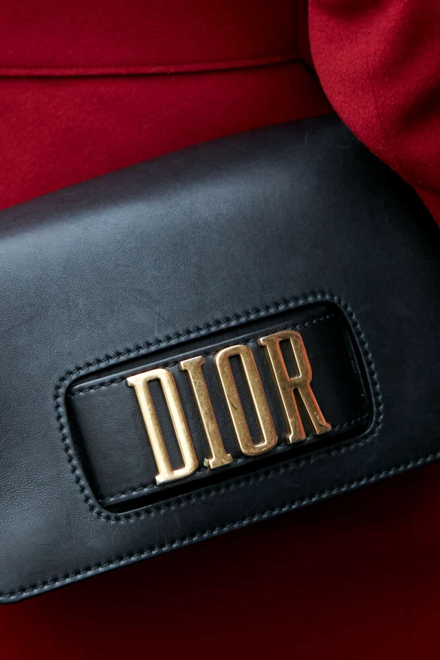 Faut-il porter un sac noir avec une robe, un manteau ou un costume rouge