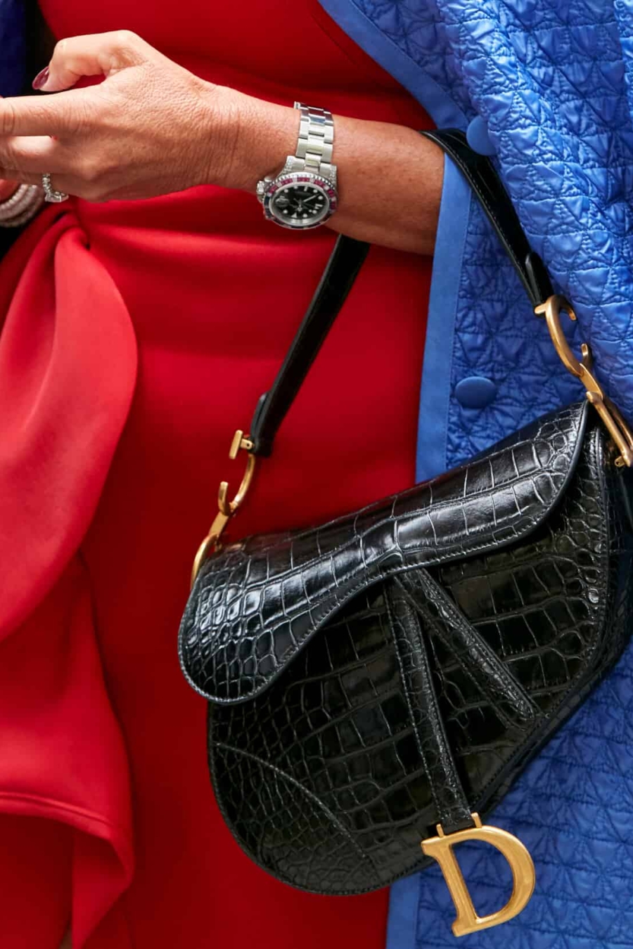 Faut-il porter un sac noir avec une robe, un manteau ou un costume rouge