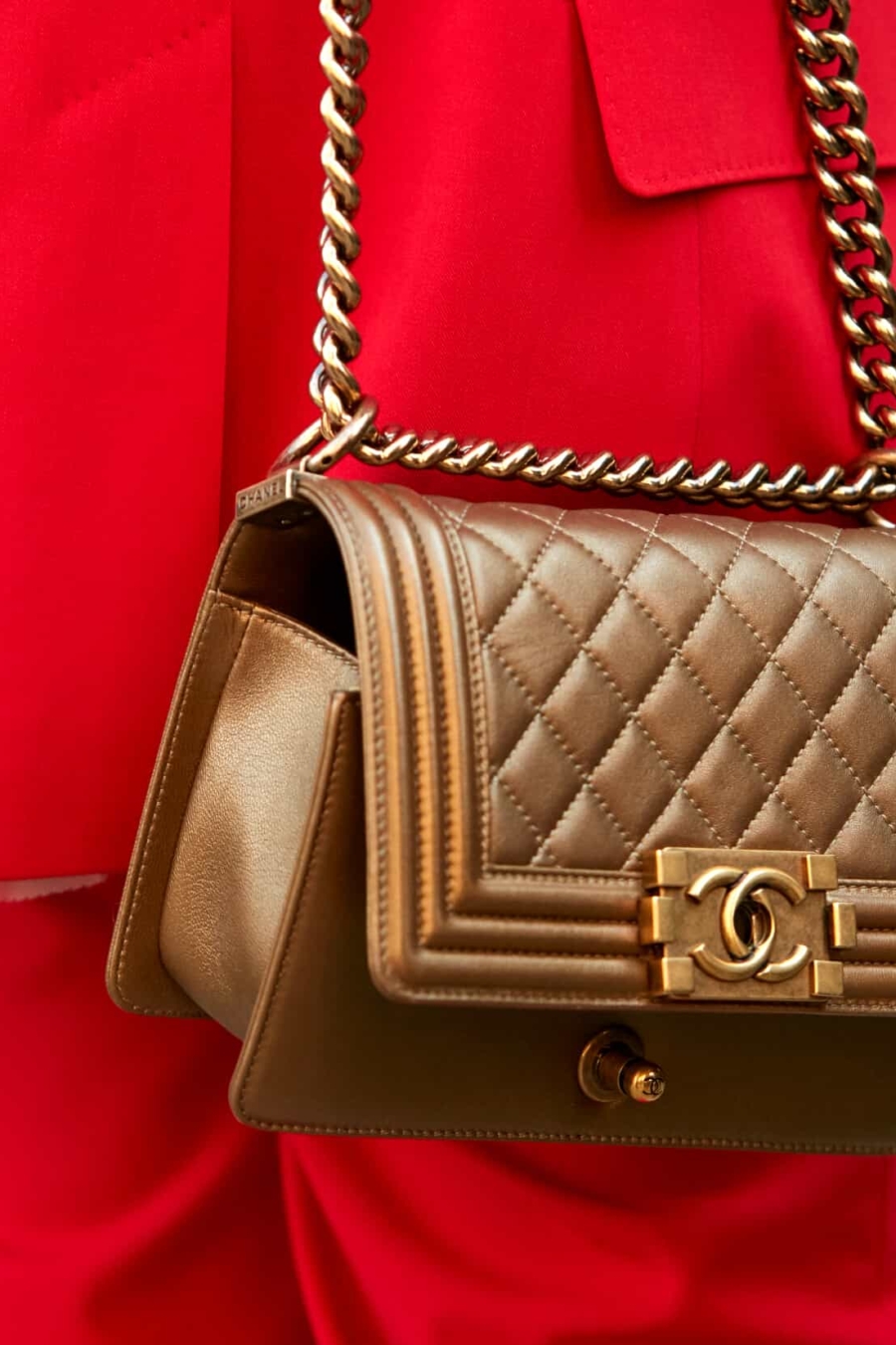 Faut-il porter un sac noir avec une robe, un manteau ou un costume rouge