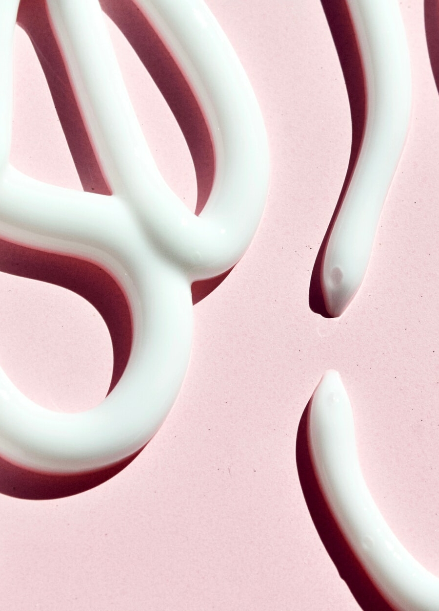 Cheveux boucl&eacute;s, fris&eacute;s et cr&eacute;pus : 4 produits capillaires de base