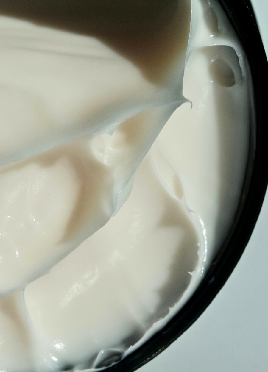 Cheveux boucl&eacute;s, fris&eacute;s et cr&eacute;pus : 4 produits capillaires de base