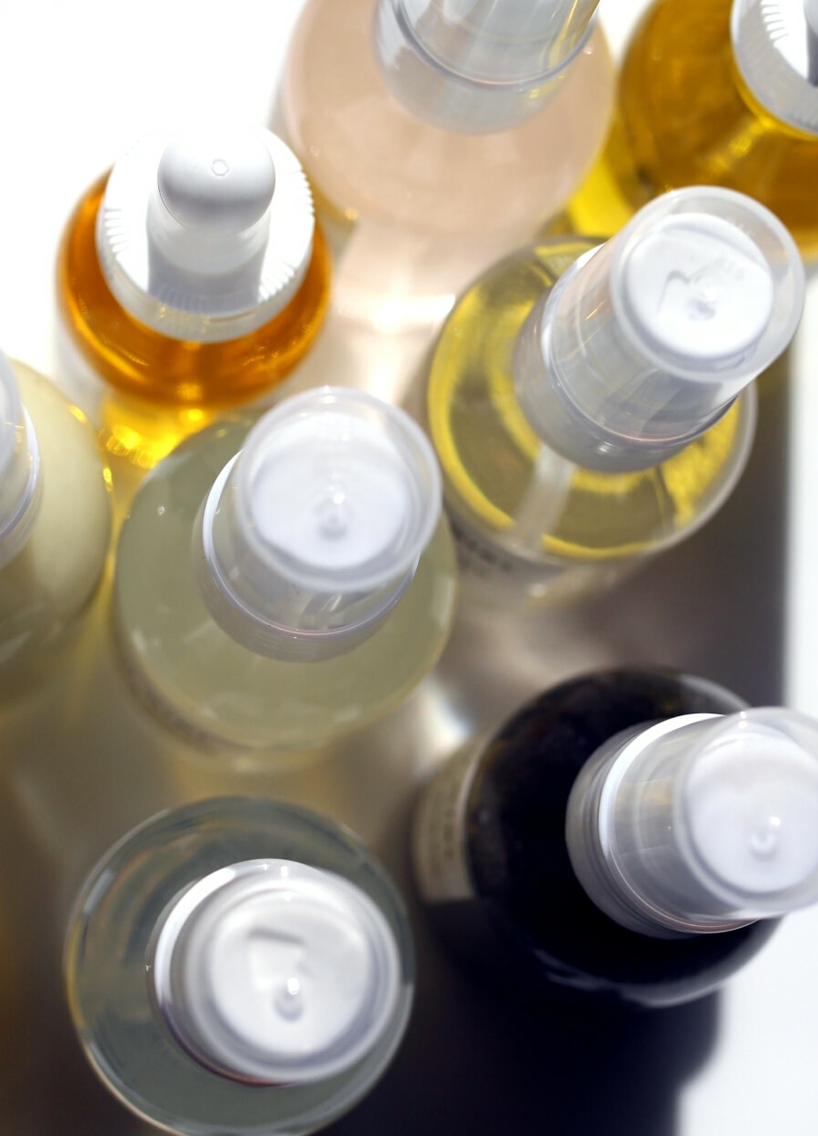 Cheveux boucl&eacute;s, fris&eacute;s et cr&eacute;pus : 4 produits capillaires de base