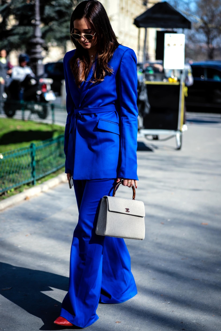 Un effet électrique : les tendances de robes bleu vif automne/hiver 2022-2023