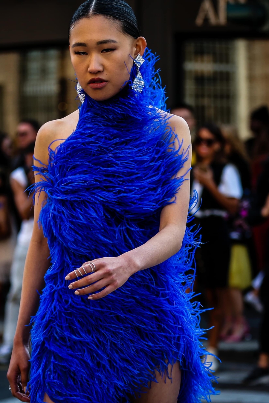 Un effet électrique : les tendances de robes bleu vif automne/hiver 2022-2023