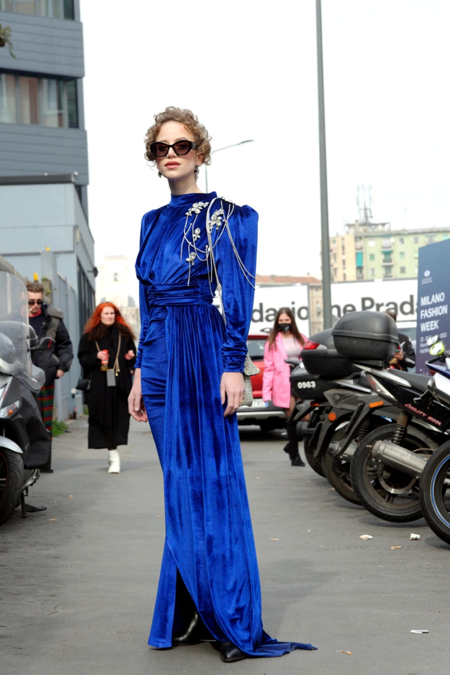 Un effet électrique : les tendances de robes bleu vif automne/hiver 2022-2023