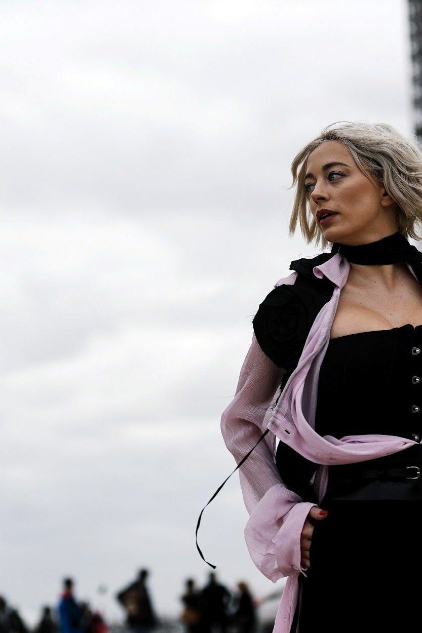 Tenue rose femme : le rose et le noir peuvent-ils se porter ensemble ?