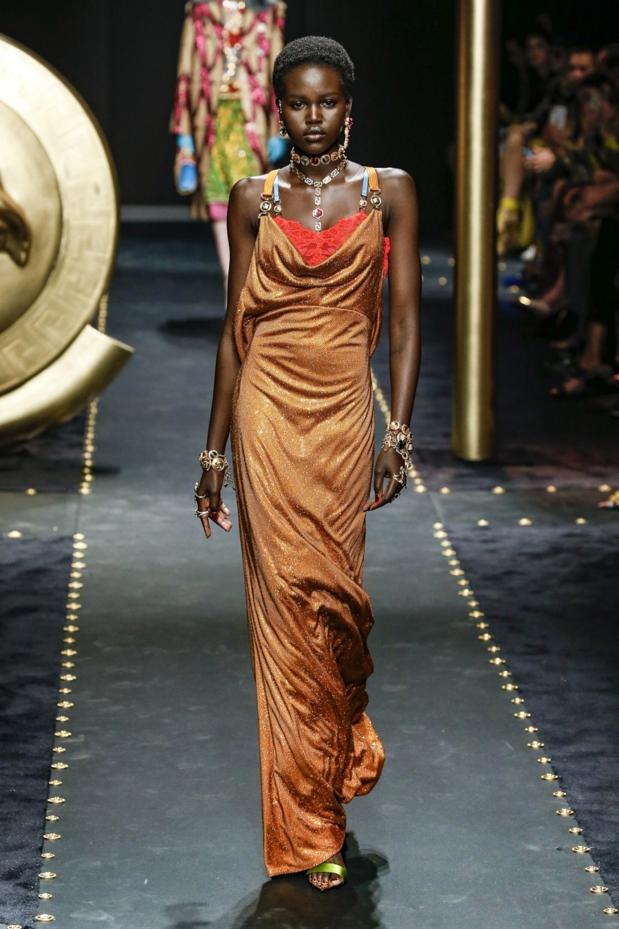 Robe argentée + accessoire rouge : faut-il l’oser ?