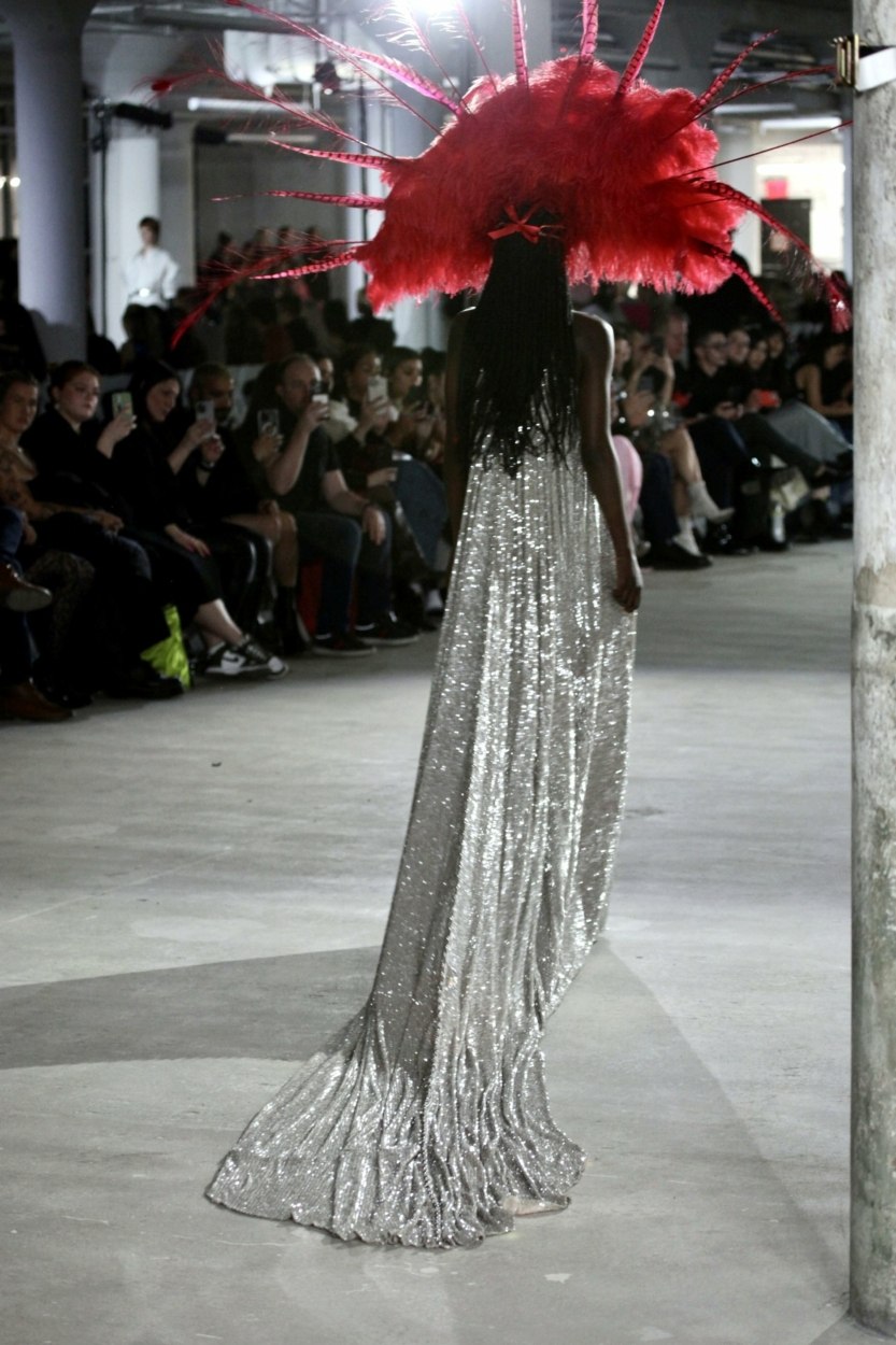 Robe argent&eacute;e + accessoire rouge&nbsp;: faut-il l&rsquo;oser&nbsp;?