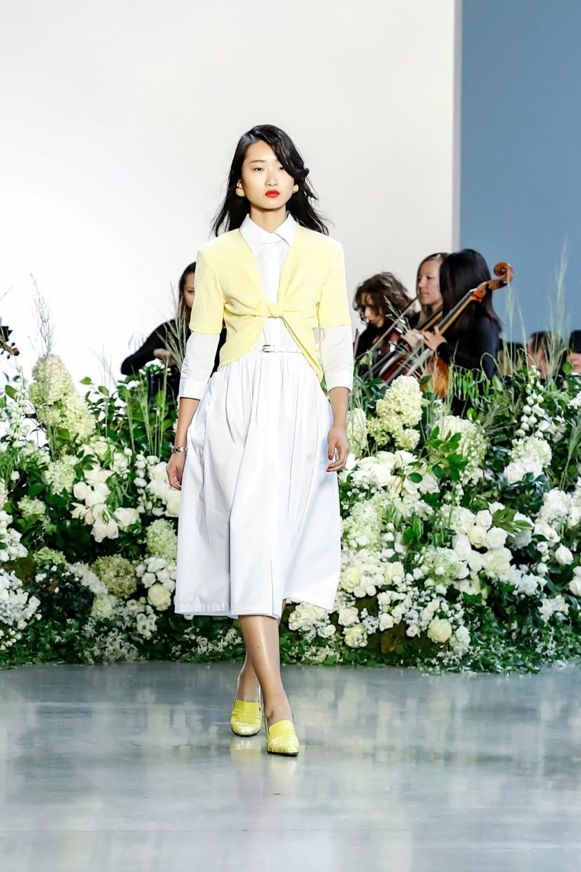 Classe en été, la robe chemise blanche sait parfaitement faire !