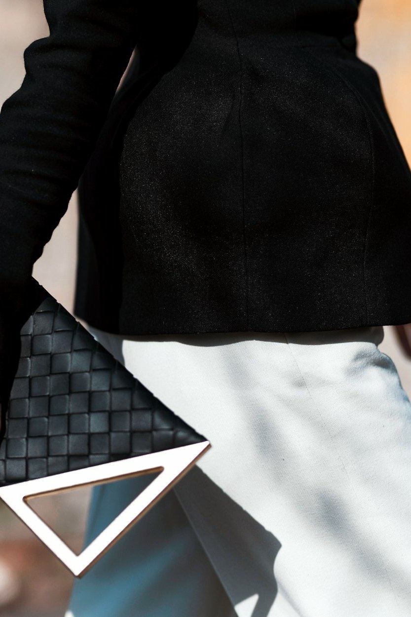 Le pantalon de tailleur large pour femme : chic et confort s’allient