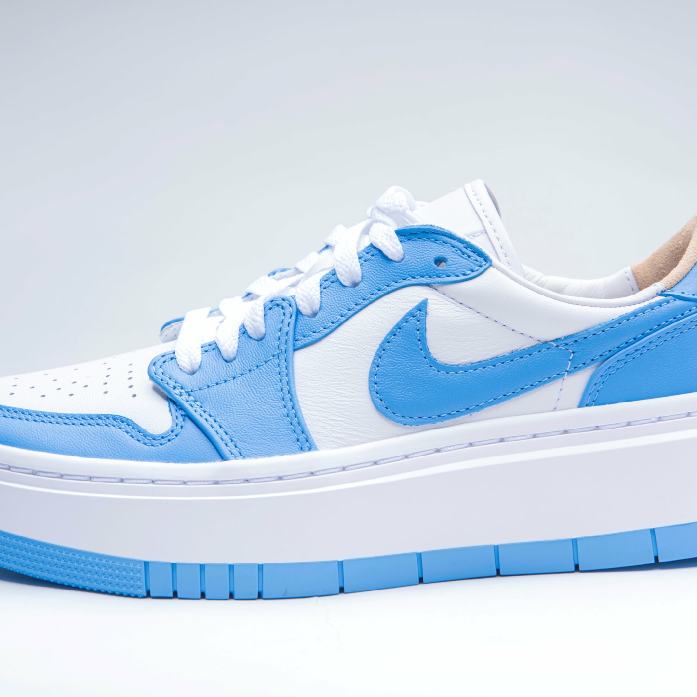 Baskets Nike Air Jordan 1 Elevate Low University Blue © Node Hingprakhon/Shutterstcok