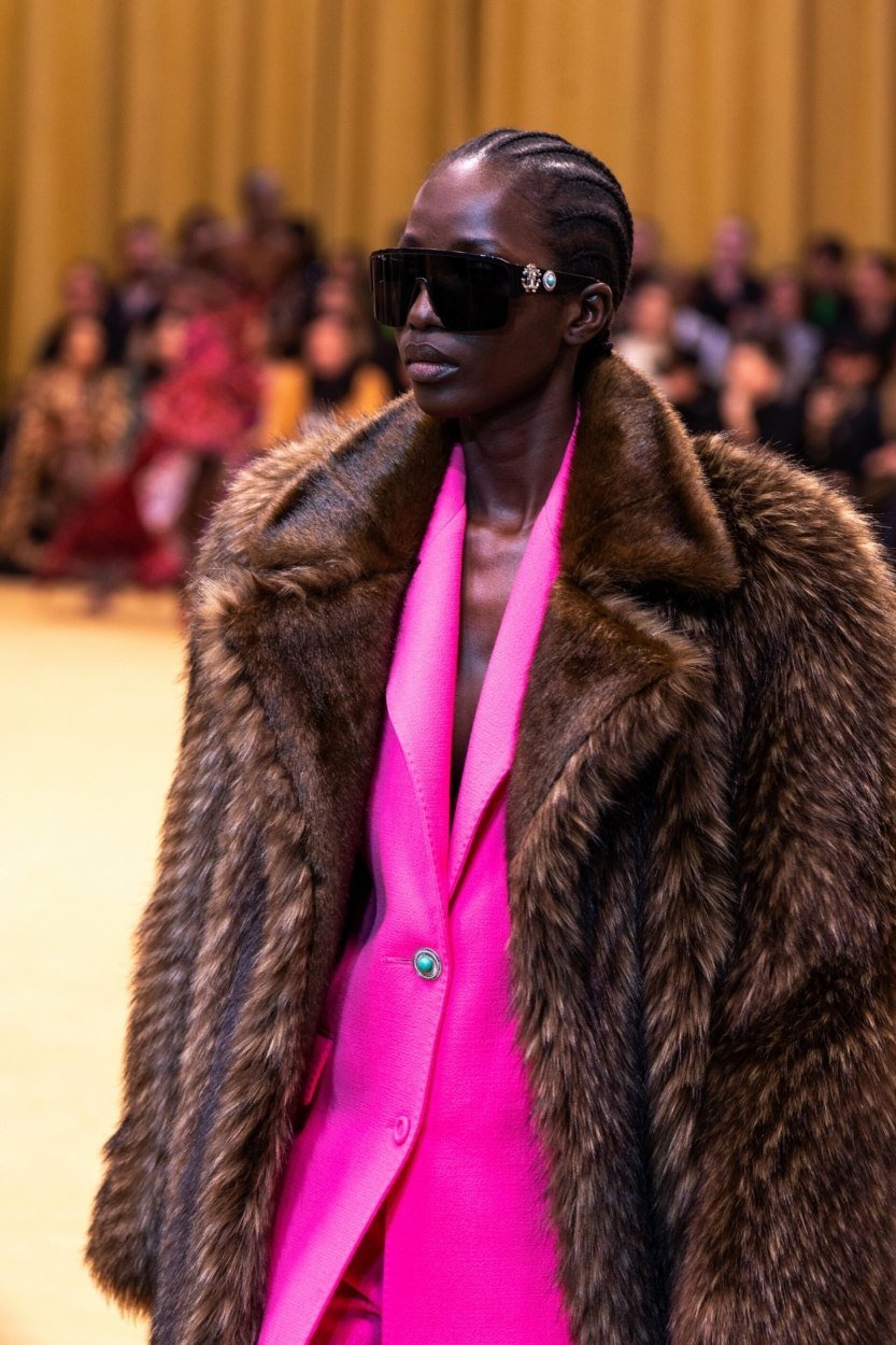 Le rose et le marron : comment porter un look girly et chic en automne