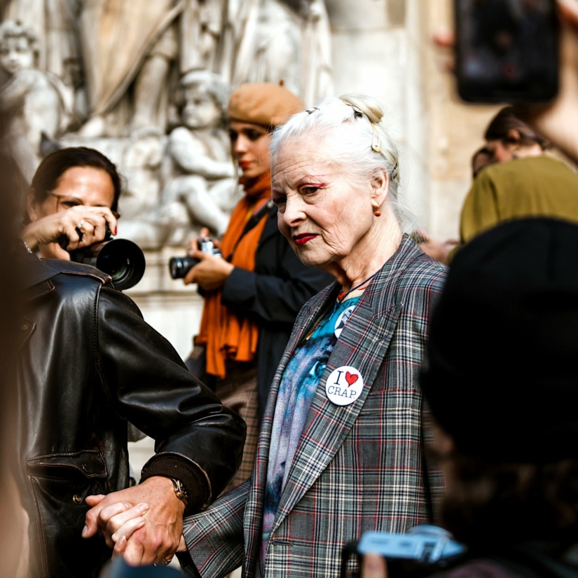 Vivienne Westwood devant Stella McCartney au défilé de Paris Fashion Week Printemps/Eté 2020 © hanna.putylina/Depositphotos