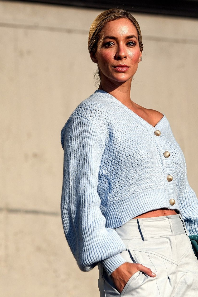 Le cardigan pour femme : comment porter cette pièce traditionnelle ?