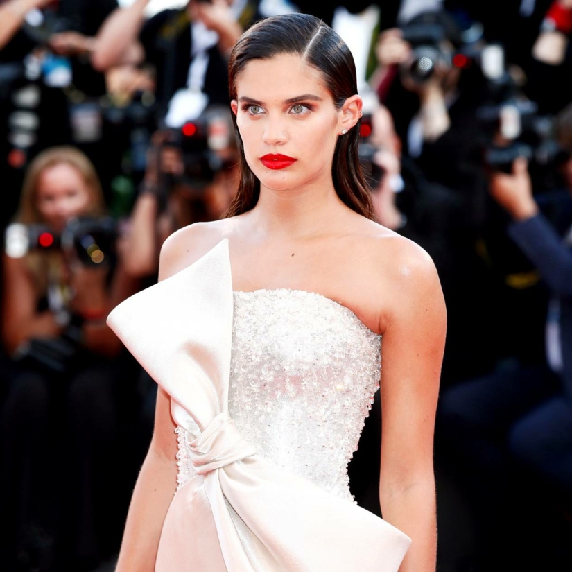 Sara Sampaio assiste à la première du film 'First Man' et au gala d'ouverture lors du 75e Festival du film de Venise en août 2018 © arp/Depositphotos