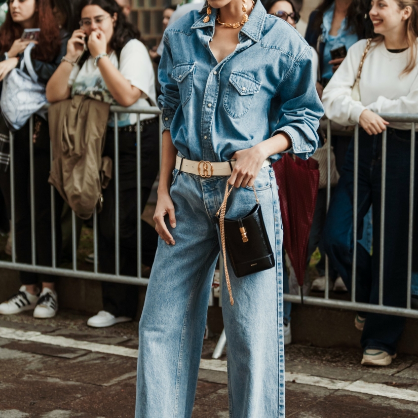 Un total look jean monochrome avec des accessoires dépareillés