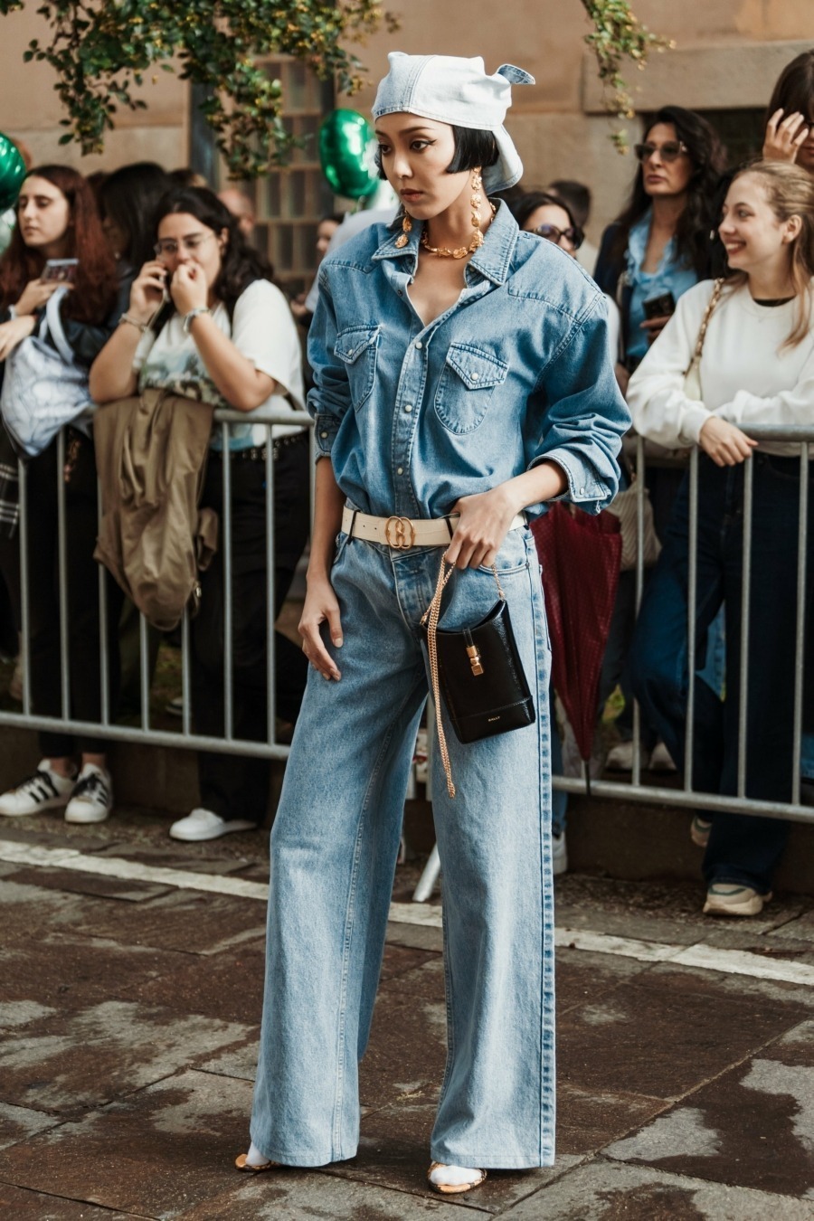 Un total look jean monochrome avec des accessoires dépareillés