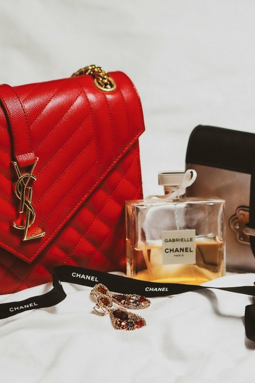 Sac à main de luxe Yves Saint Laurent pour femme © Laura Chouette/Unsplash