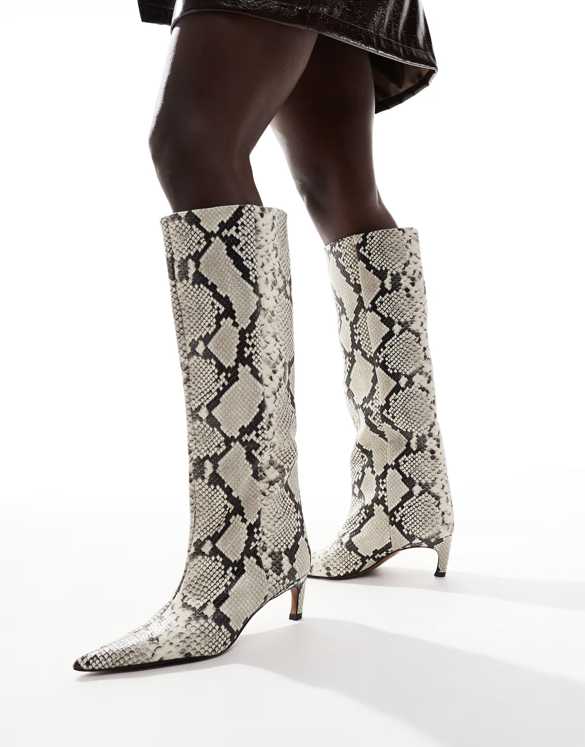 ASOS DESIGN – Cleo – Bottes montantes effet serpent en cuir de qualité supérieure à petit talon à 179 € chez ASOS